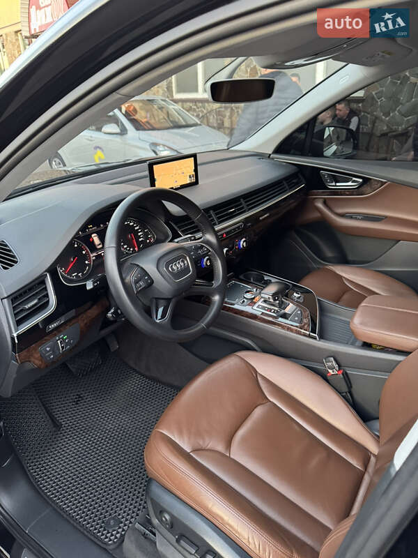 Позашляховик / Кросовер Audi Q7 2015 в Володимирі