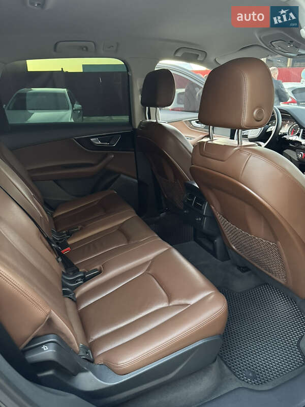 Позашляховик / Кросовер Audi Q7 2015 в Володимирі