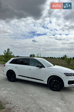 Внедорожник / Кроссовер Audi Q7 2017 в 