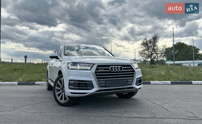 Внедорожник / Кроссовер Audi Q7 2016 в 