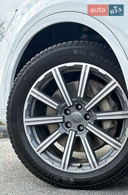 Внедорожник / Кроссовер Audi Q7 2016 в 