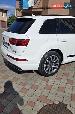 Внедорожник / Кроссовер Audi Q7 2016 в 