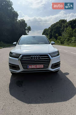 Внедорожник / Кроссовер Audi Q7 2016 в 