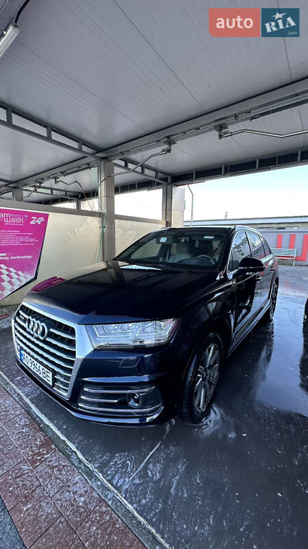 Внедорожник / Кроссовер Audi Q7 2017 в Хусте
