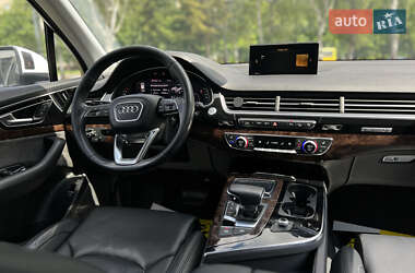 Внедорожник / Кроссовер Audi Q7 2017 в 