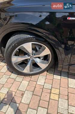 Внедорожник / Кроссовер Audi Q7 2016 в 
