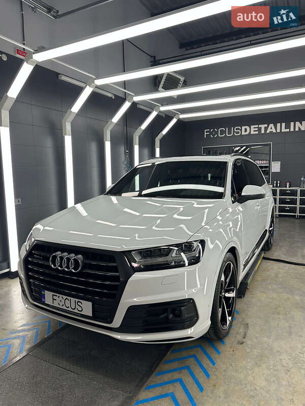 Позашляховик / Кросовер Audi Q7 2016 в 