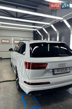 Позашляховик / Кросовер Audi Q7 2016 в 