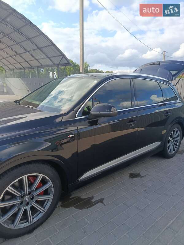 Внедорожник / Кроссовер Audi Q7 2016 в Шишаки