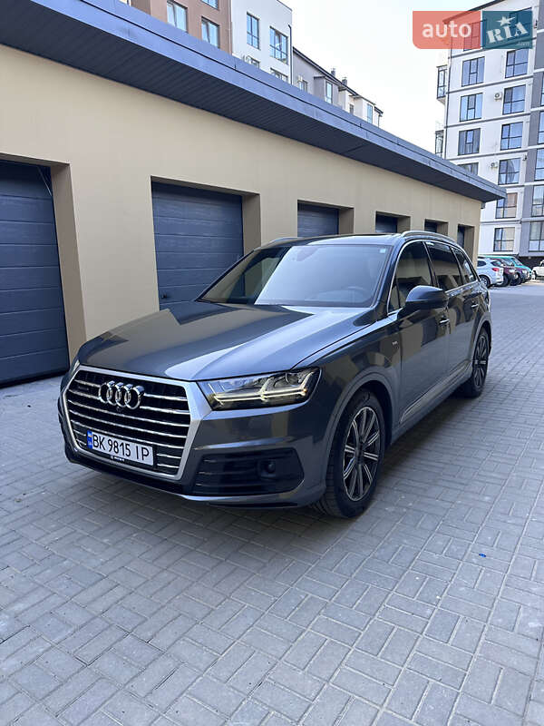 Позашляховик / Кросовер Audi Q7 2016 в Рівному