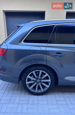 Позашляховик / Кросовер Audi Q7 2016 в 