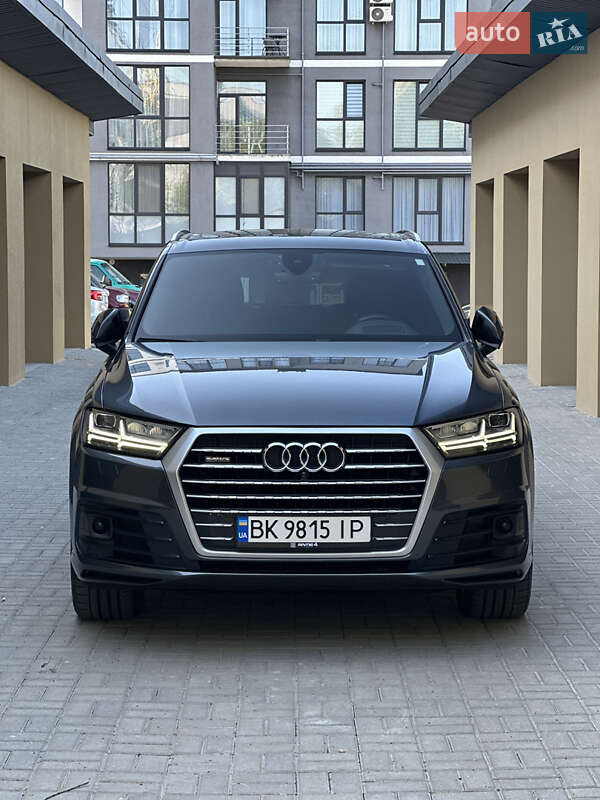 Позашляховик / Кросовер Audi Q7 2016 в Рівному