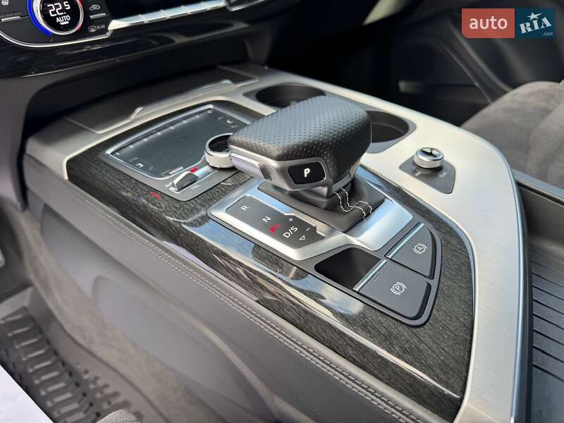 Позашляховик / Кросовер Audi Q7 2015 в Києві