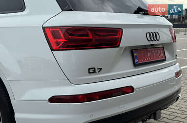 Внедорожник / Кроссовер Audi Q7 2017 в 