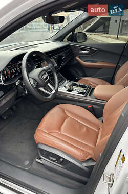 Внедорожник / Кроссовер Audi Q7 2021 в 