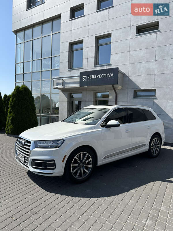 Внедорожник / Кроссовер Audi Q7 2016 в 
