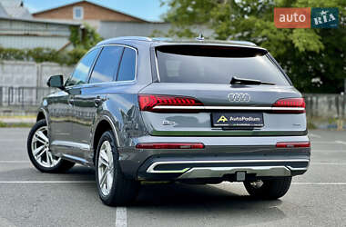 Позашляховик / Кросовер Audi Q7 2021 в 