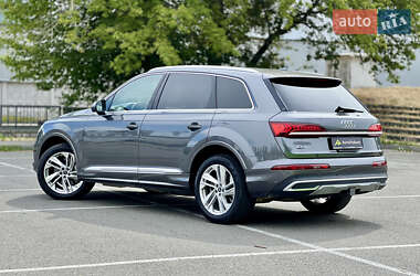 Позашляховик / Кросовер Audi Q7 2021 в 