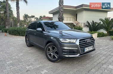 Внедорожник / Кроссовер Audi Q7 2016 в 