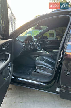 Внедорожник / Кроссовер Audi Q7 2016 в 