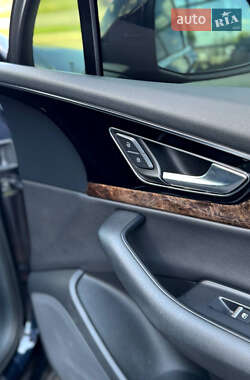 Внедорожник / Кроссовер Audi Q7 2017 в 