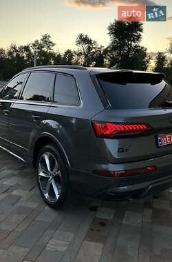 Внедорожник / Кроссовер Audi Q7 2021 в 