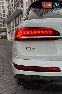 Внедорожник / Кроссовер Audi Q7 2021 в 