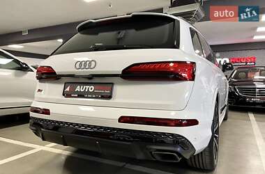 Позашляховик / Кросовер Audi Q7 2024 в 