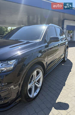 Позашляховик / Кросовер Audi Q7 2018 в 