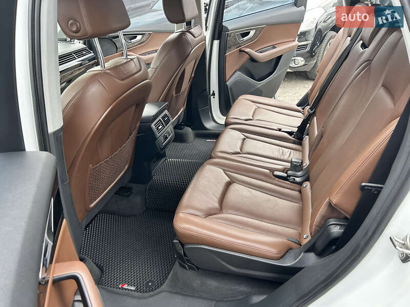 Позашляховик / Кросовер Audi Q7 2015 в Рівному