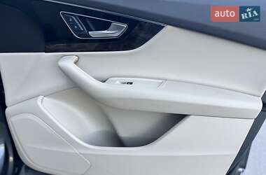 Внедорожник / Кроссовер Audi Q7 2015 в 