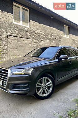 Внедорожник / Кроссовер Audi Q7 2015 в 