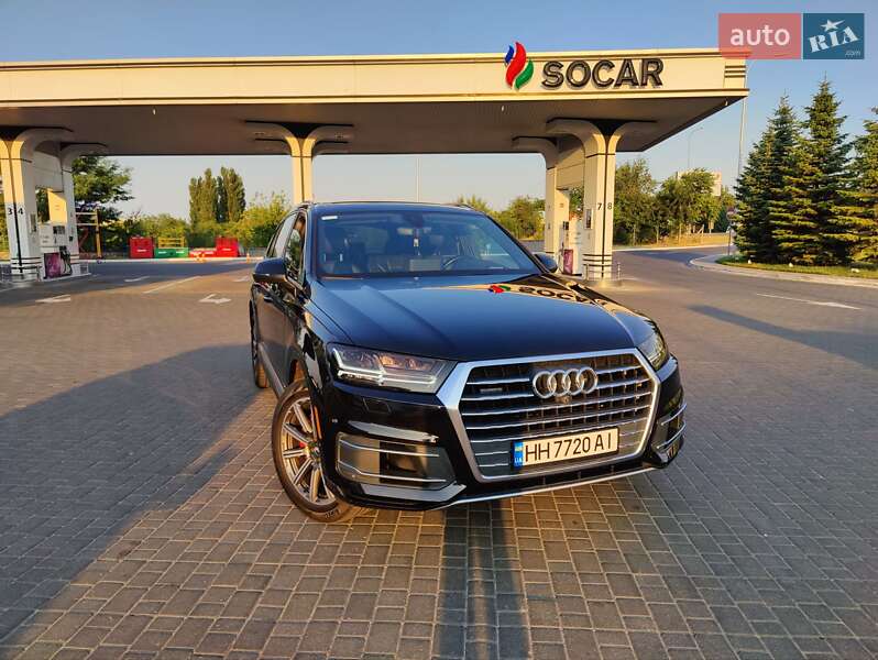 Внедорожник / Кроссовер Audi Q7 2016 в 