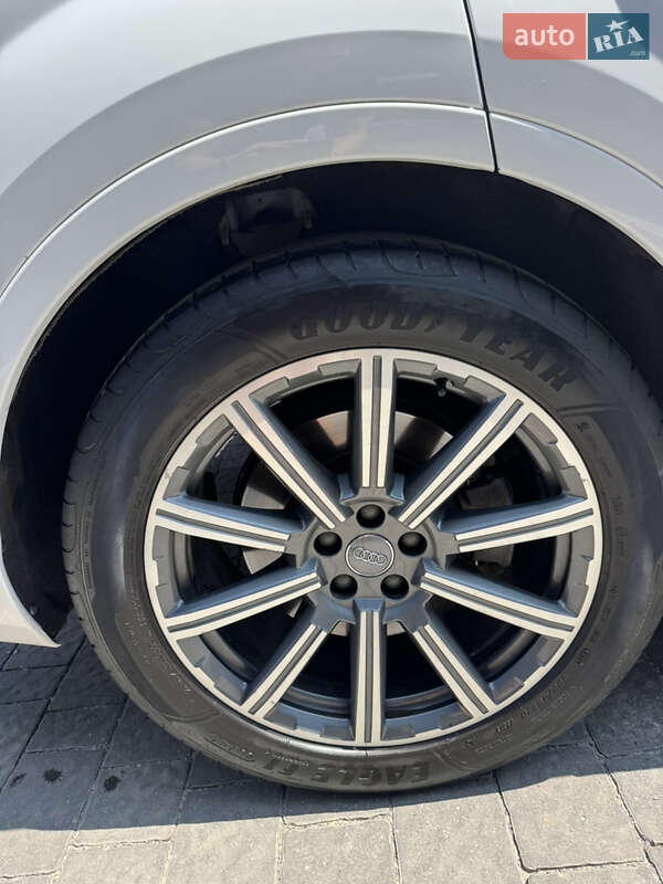 Позашляховик / Кросовер Audi Q7 2017 в Ужгороді