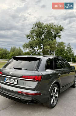 Позашляховик / Кросовер Audi Q7 2020 в 