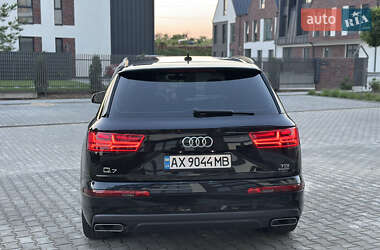 Позашляховик / Кросовер Audi Q7 2017 в 