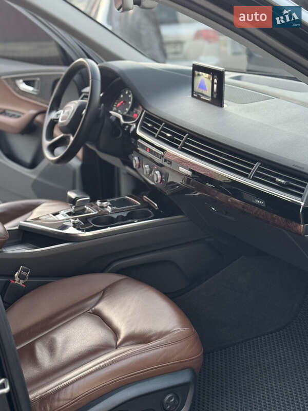 Позашляховик / Кросовер Audi Q7 2015 в Володимирі