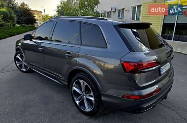Позашляховик / Кросовер Audi Q7 2020 в 