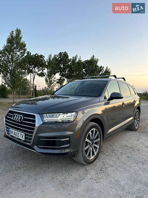Позашляховик / Кросовер Audi Q7 2019 в 