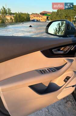 Позашляховик / Кросовер Audi Q7 2019 в 