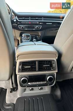 Позашляховик / Кросовер Audi Q7 2019 в 
