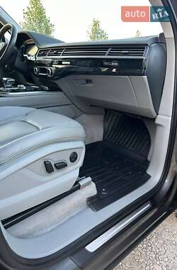 Позашляховик / Кросовер Audi Q7 2019 в 
