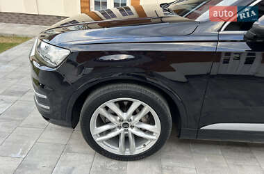 Позашляховик / Кросовер Audi Q7 2018 в 