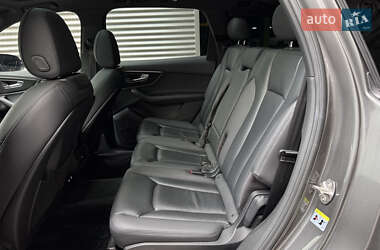 Позашляховик / Кросовер Audi Q7 2020 в 