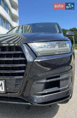Позашляховик / Кросовер Audi Q7 2017 в 