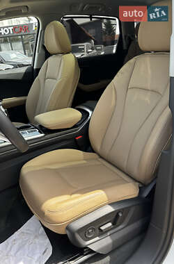 Позашляховик / Кросовер Audi Q7 2025 в 