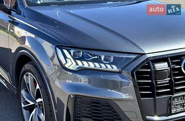 Позашляховик / Кросовер Audi Q7 2021 в 
