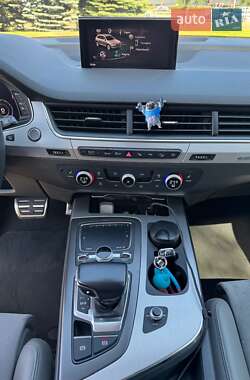 Позашляховик / Кросовер Audi Q7 2018 в 