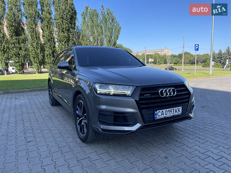 Внедорожник / Кроссовер Audi Q7 2016 в 