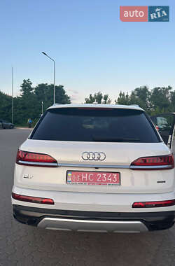 Позашляховик / Кросовер Audi Q7 2021 в 